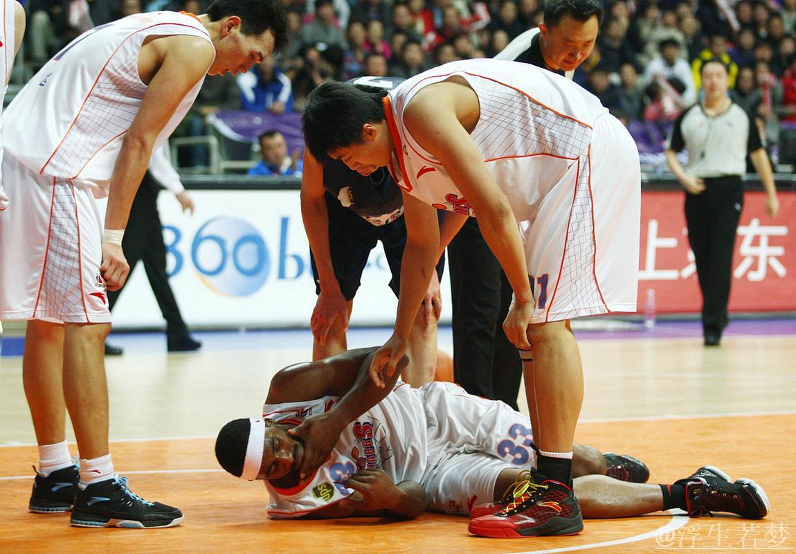 范弗里特突袭受阻 申京篮下强打得手